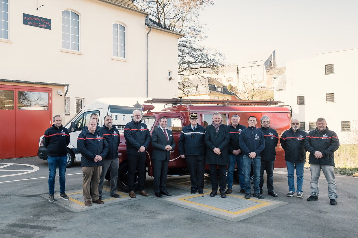 Visite de S.A.R. le Grand-Duc Héritier Guillaume au Pompjeesmusée an der Géitz  Jos Molitor, Pereira L., Patrick Juncker (Präsident Musee), SAR Guillaume, Marc Mamer (Präsident FNSP), Fränk Arndt (Bourgmestre Commune de Wiltz), Nols N., Patrick Muller, Raymond Comes, Luigi Mazzone, Bartz J.07.02.2023Wiltz, Rue GeetzPhoto: Commune de Wiltz / Ben Majerus