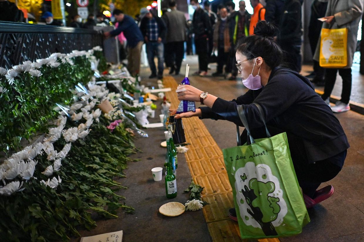 Memorial de homenagem às vítimas no local da tragédia, na estação de metro de Itaewon, na capital Seul. 