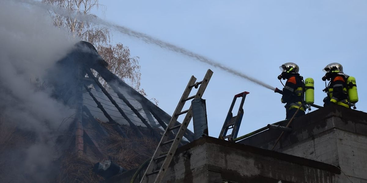 Die Löscharbeiten dauerten mehrere Stunden an. 