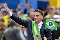 Nesta fotografia de 7 de setembro de 2022, Bolsonaro acena à multidão durante as celebrações do 200º aniversário da independência do Brasil