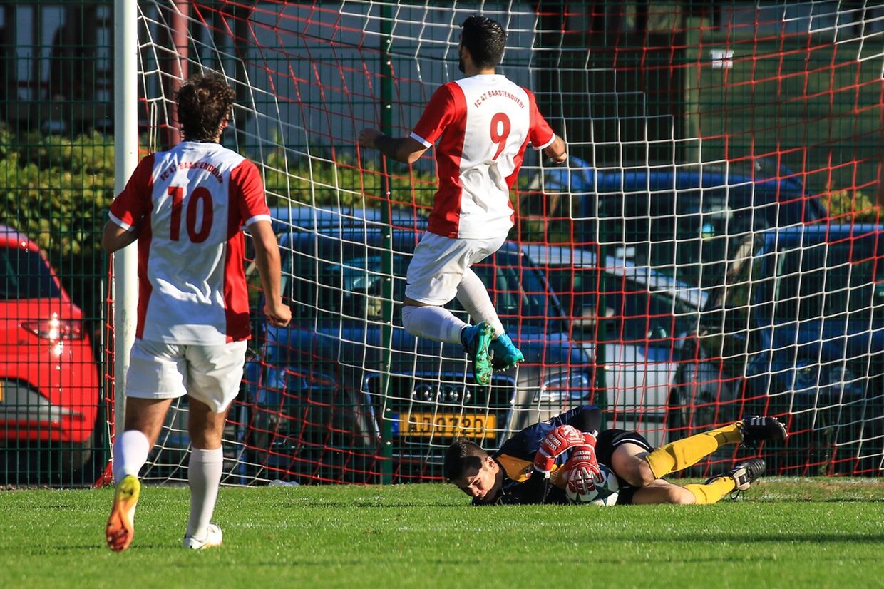 Dany Pereira (Bastendorf) s'envole au-dessus d'Ariel Winiecki
 