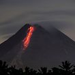 Jan 19, 2021, Indonesia, Solomon: Campuran yang bergerak cepat dari batuan, gas, dan abu yang sangat panas mengalir menuruni gunung Merapi di pulau Jawa, Indonesia.  Pada hari Senin, badan geologi mengatakan campuran itu meluas sejauh satu kilometer di lereng gunung berapi.  Tidak ada laporan cedera.  Gunung Merapi terletak sekitar 35 kilometer sebelah utara Yogyakarta, dan dianggap sebagai salah satu gunung berapi paling berbahaya di dunia.  Foto: Atlet Keselamatan / ZUMA Wire / dpa +++ radio gambar dpa +++