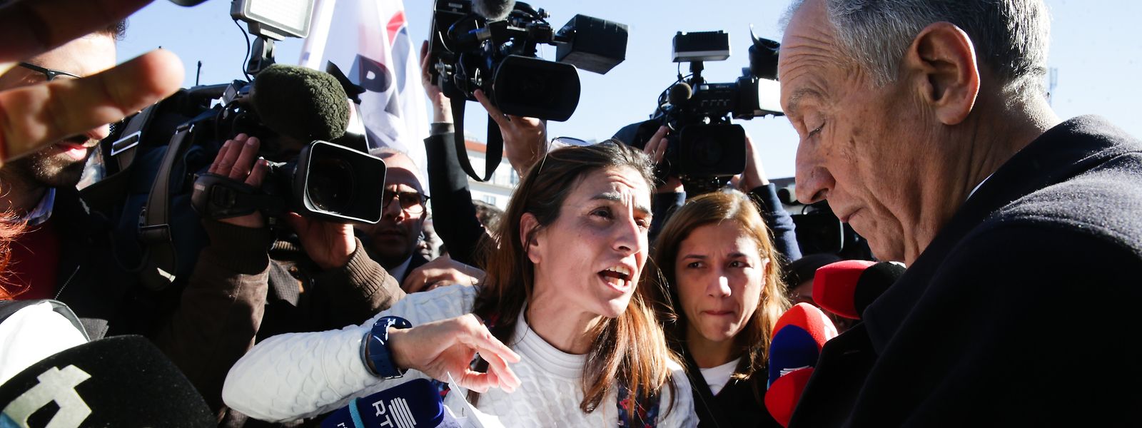 O Presidente da República, Marcelo Rebelo de Sousa, ouve reivindicações de professores após as Cerimónias Comemorativas da Restauração da Independência de Portugal, 01 de dezembro de 2017 na Praça dos Restauradores em Lisboa. TIAGO PETINGA/LUSA