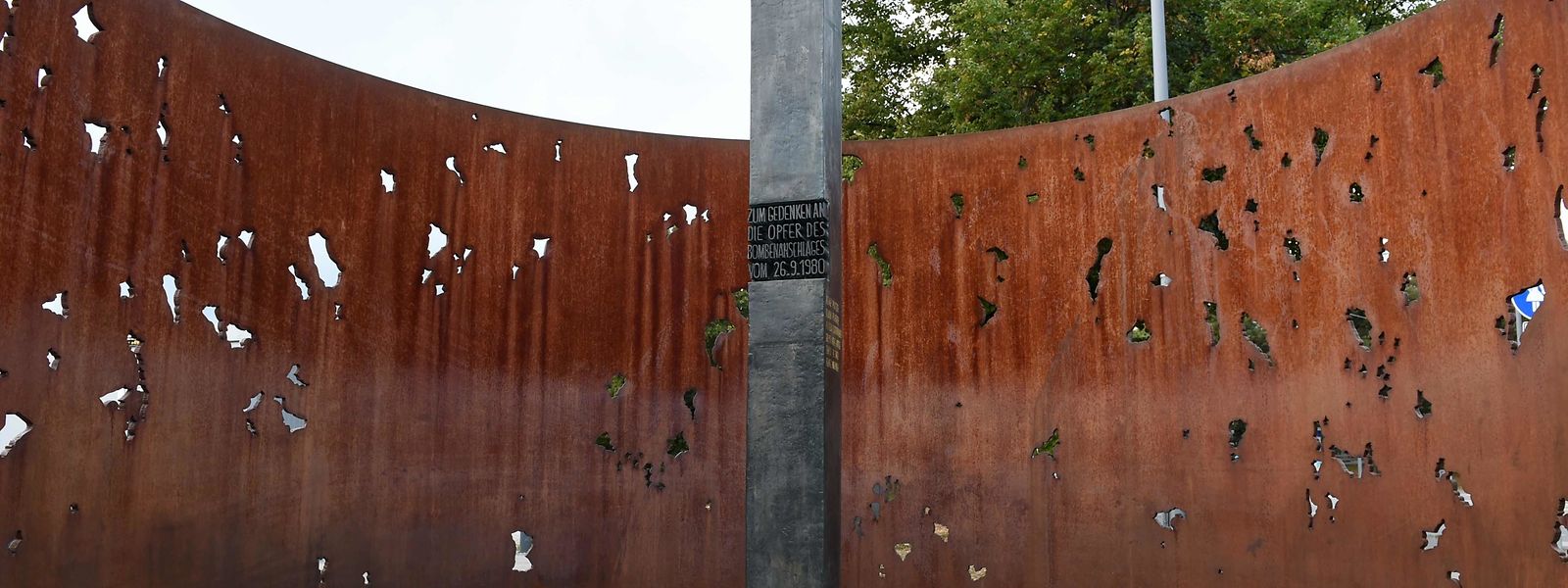 Auf der Münchner Theresienwiese erinnert eine Gedenktafel an die Opfer des Anschlags von 1980.