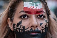 ARCHIV - 15.10.2022, Spanien, Barcelona, Catalonia: Eine Frau mit bemaltem Gesicht demonstriert in Barcelona gegen das iranische Regime. Rund 300 Menschen hatten sich in Barcelona versammelt, um für die Rechte der Frauen im Iran zu demonstrieren. Anlass war der Tod von Mahsa Amini, die in der Haft starb, nachdem sie von der "Sittenpolizei" festgenommen worden war. Foto: Lorena Sopêna/EUROPA PRESS/dpa +++ dpa-Bildfunk +++