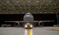 28.03.2020, Köln: HANDOUT -  Der Airbus A310 MedEvac, die fliegende Intensivstation der Bundeswehr. Wegen der dramatischen Notlage norditalienischer Krankenhäuser in der Coronavirus-Krise fliegt die Luftwaffe Patienten nach Deutschland aus. Der Airbus A310 MedEvac sollte am Samstag sechs schwer erkrankte Italiener in Intensivbehandlung von Bergamo nach Köln bringen. Die Maschine sei am Morgen in Köln gestartet, sagte ein Sprecher der Deutschen Presse-Agentur. Foto: Kevin Schrief/Luftwaffe/dpa - ACHTUNG: Nur zur redaktionellen Verwendung im Zusammenhang mit der aktuellen Berichterstattung und nur mit vollständiger Nennung des vorstehenden Credits +++ dpa-Bildfunk +++