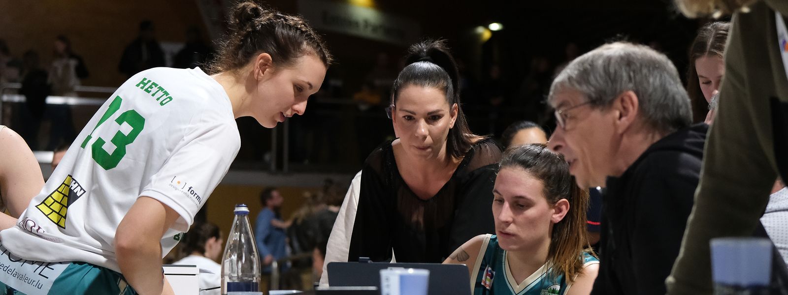 Gréngewalds Co-Trainerin Andrea Haris (2.v.l.) und Kapitänin Lisy Hetting (3.v.l.) erkundigen sich bei den Offiziellen. Lena Hetto (l.) schaut zu.