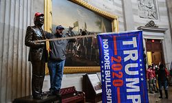 06.01.2021, USA, Washington: Ein Demonstrant schreit im Inneren des US-Kapitols, nachdem Anhänger von US-Präsident Donald Trump das Gebäude gestürmt hatten, in dem die Abgeordneten den Sieg des designierten Präsidenten Joe Biden bei der Wahl im November bestätigen sollten. Foto: Miguel Juarez Lugo/Zuma Press/dpa +++ dpa-Bildfunk +++