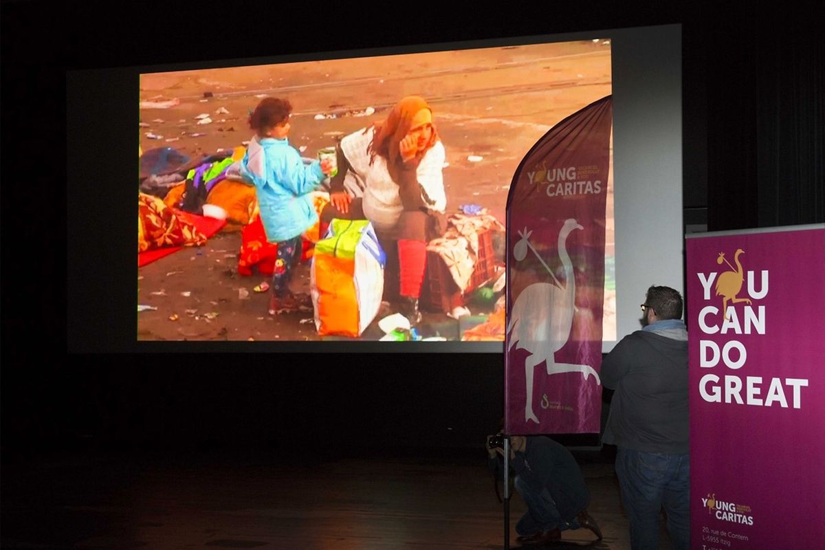 Einzelne Szenen illustrieren das Leid der Flüchtlinge.