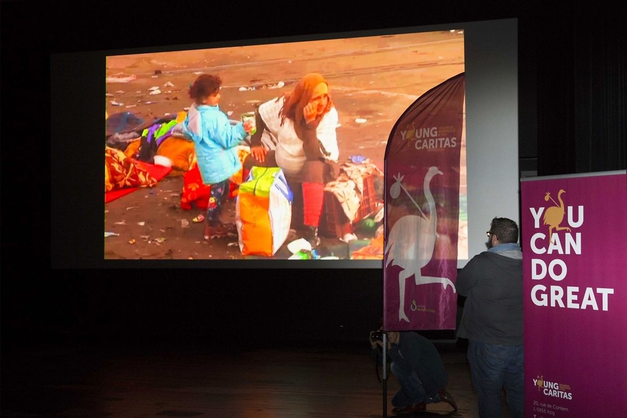 Einzelne Szenen illustrieren das Leid der Flüchtlinge.