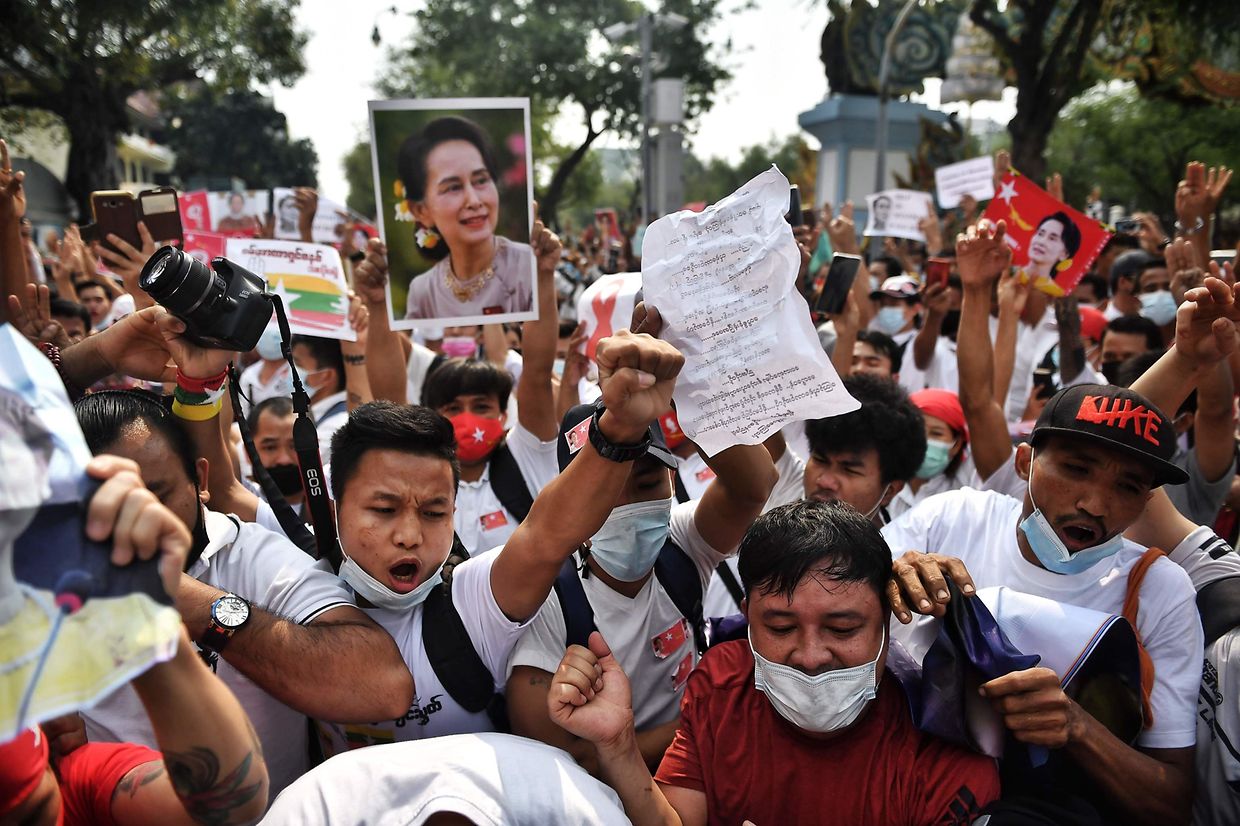 Zehntausende Demonstranten haben nach Berichten von Augenzeugen am Sonntag auf den Straßen Myanmars gegen den Militärputsch protestiert und die Freilassung der entmachteten Regierungschefin Aung San Suu Kyi gefordert.
