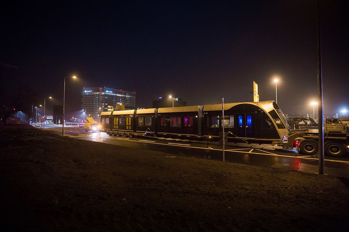 Der zweite Teiltransport, der mit Verspätung eintrifft, ist deutlich länger.