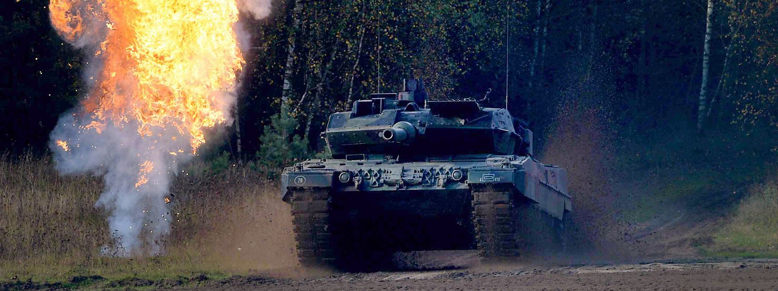 Ein Panzer Leopard 2A6 des Panzerlehrbataillons 93 der Bundeswehr schießt während eines Ausbildungsschießens auf dem Truppenübungsplatz Oberlausitz.