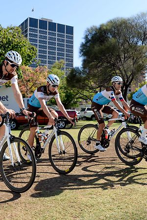 Ben Gastauer (links) mit seinen Ag2r-Teamkollegen Andrea Vendrame (I), Larry Warbasse (USA) und Romain Bardet (F) - Tour Down Under 2020 - Foto: Serge Waldbillig