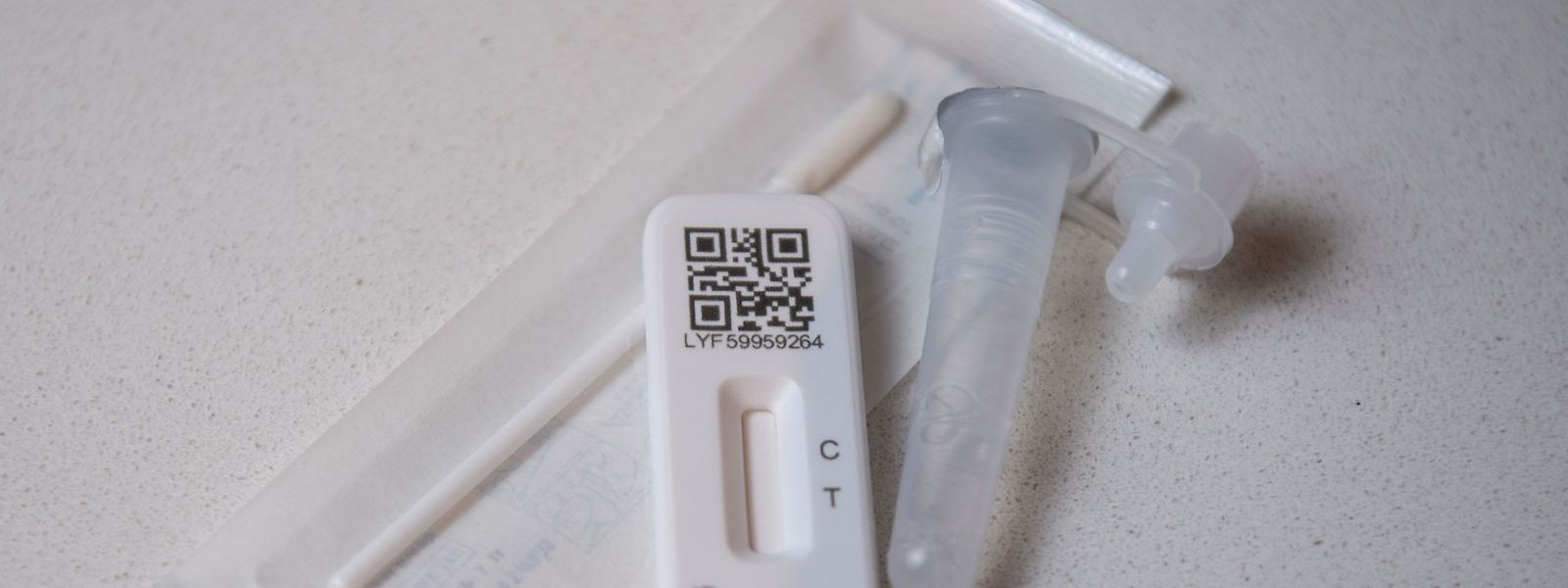 Les primovaccinés recevront des codes leur permettant d'effectuer 20 autotests antigéniques gratuits pour pouvoir se rendre au travail.