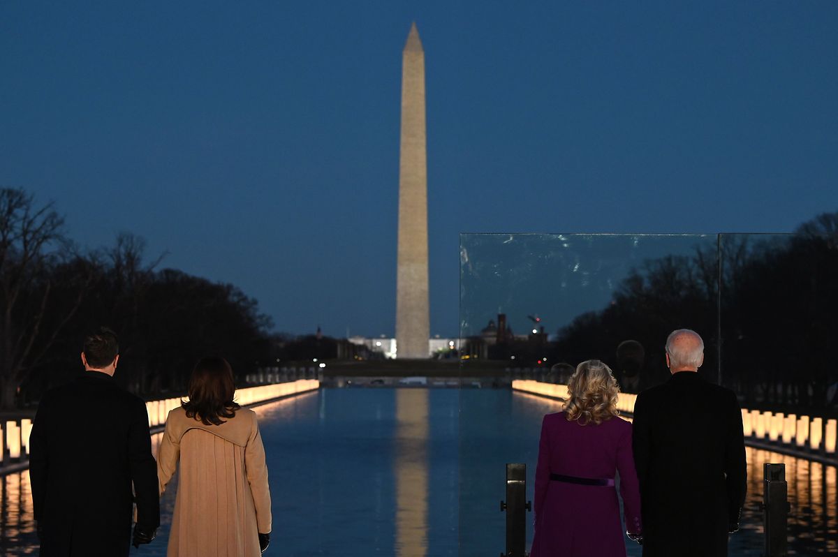 US-Vizepräsidentin Kamala Harris, hier mit ihrem Ehemann Douglas Emhoff und Joe und Jill Biden vor dem Washington Monument, gab mit ihrem Mann für 2020 ein Einkommen von 1,7 Millionen Dollar an.