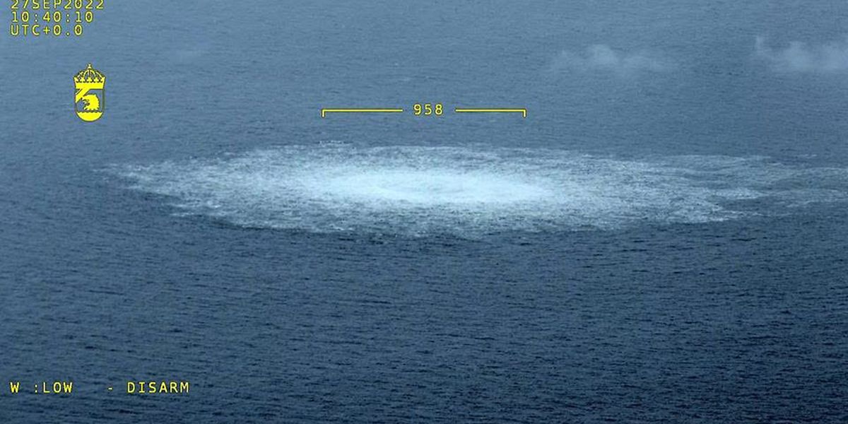 Fotografia tirada de um avião da Guarda Costeira Sueca (Kustbevakningen) mostra a libertação de gás na zona económica sueca no Mar Báltico.