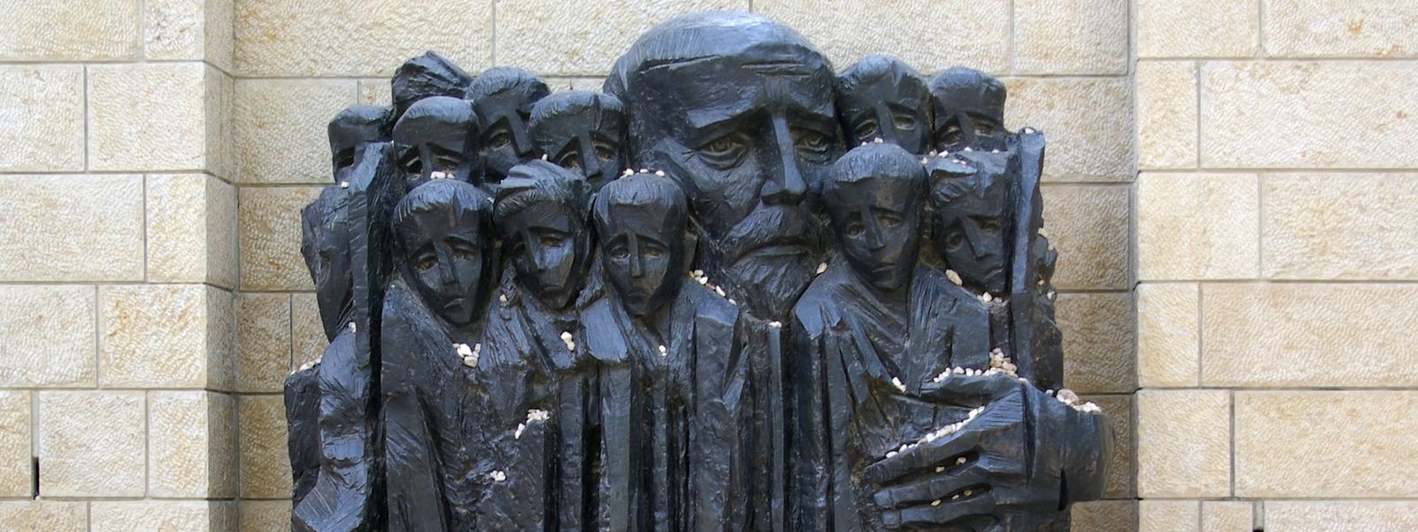 Die Skulptur „Korczak und die Kinder des Ghettos“ in der israelischen Holocaust-Gedenkstätte Yad Vashem.