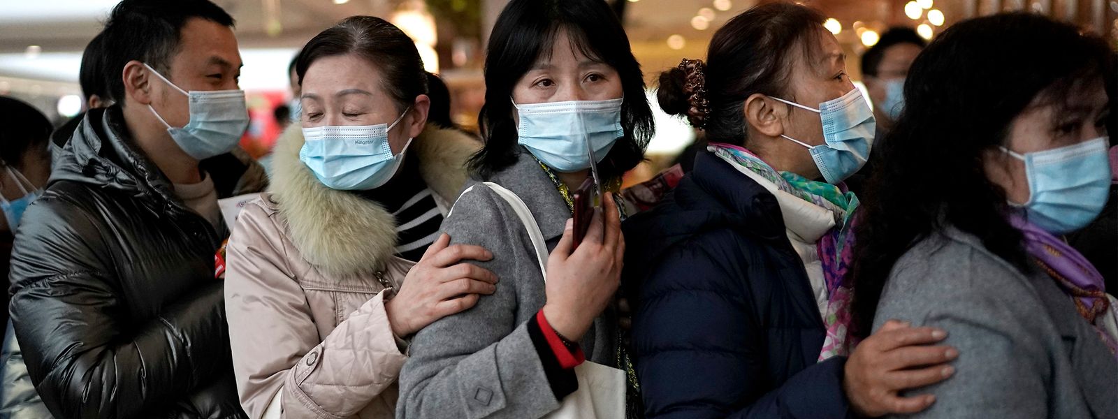 Ein Jahr nach dem Ausbruch der Corona-Pandemie drängeln sich die Einwohner Wuhans dicht an dicht beim Einkauf. Lediglich die Schutzmasken erinnern noch an Covid-19.