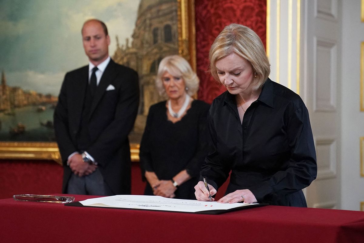 Die Proklamation wird unter anderem von Premierministerin Liz Truss beglaubigt.