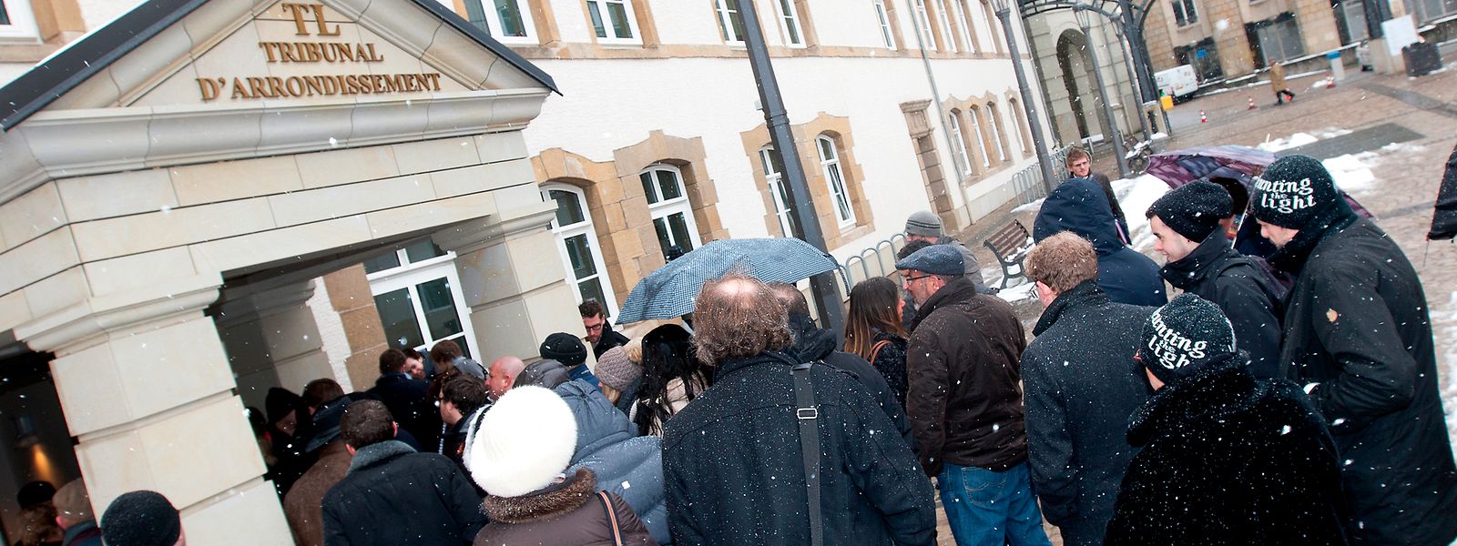 Vor sieben Jahren: Vor dem Bezirksgericht Luxemburg drängt sich am 25. Februar 2013 eine Menschentraube, die sich den Auftakt im Bommeleeër-Prozess nicht entgehen lassen will.