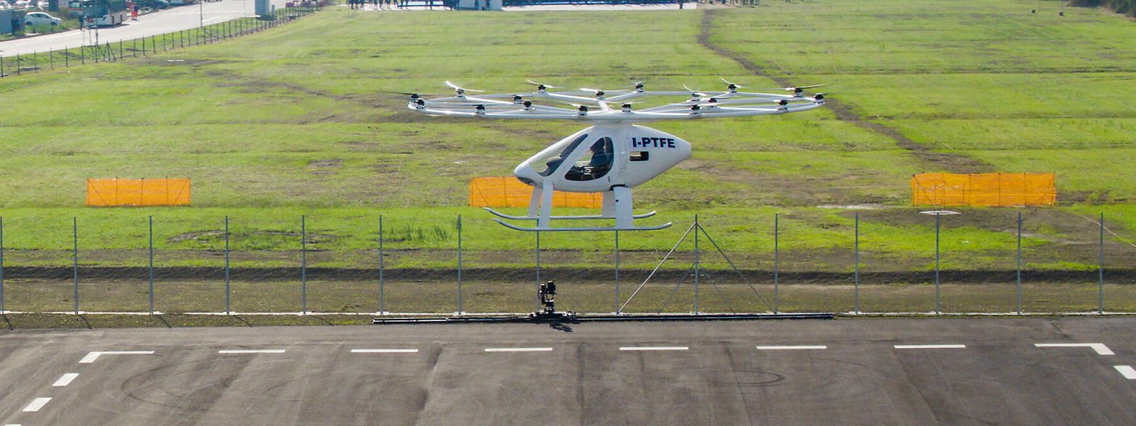 Ein Volocopter hebt am Flughafen Fiumicino ab. Das deutsche Unternehmen Volocopter will Flüge vom Flughafen ins Stadtzentrum von Rom anbieten.