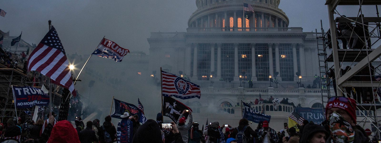 Der Tiefpunkt der amerikanischen Demokratie: Das US-Parlament in Tränengaswolken