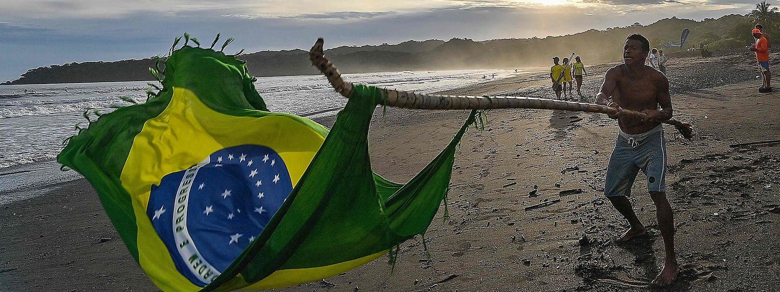 Quase mil imigrantes brasileiros em Portugal sem meios financeiros recorreu ao programa de retorno apoiado para conseguir regressar ao Brasil.