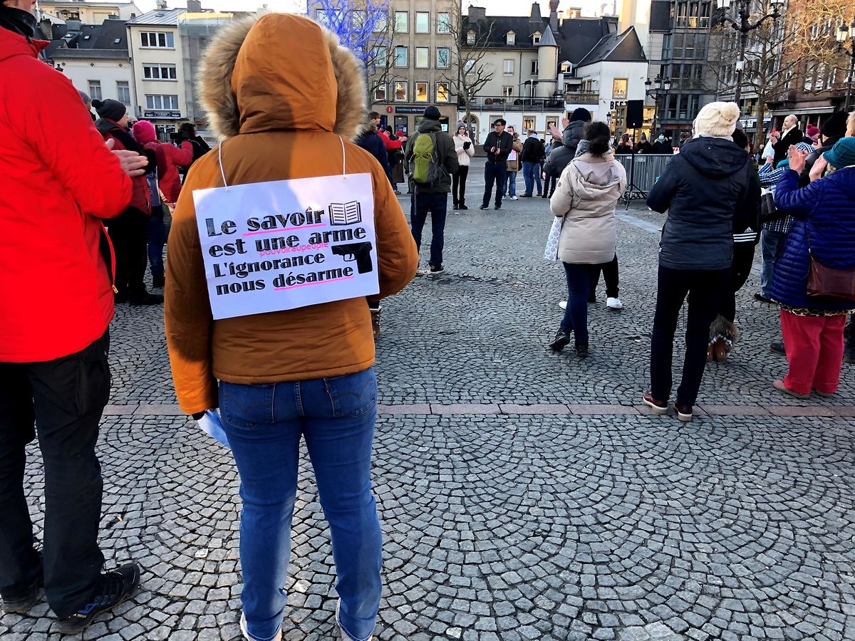 Corona-sceptic protestors in Luxembourg city on Saturday. The sign says: "Knowledge is a weapon. Ignorance disarms us." Photo: Douwe Miedema