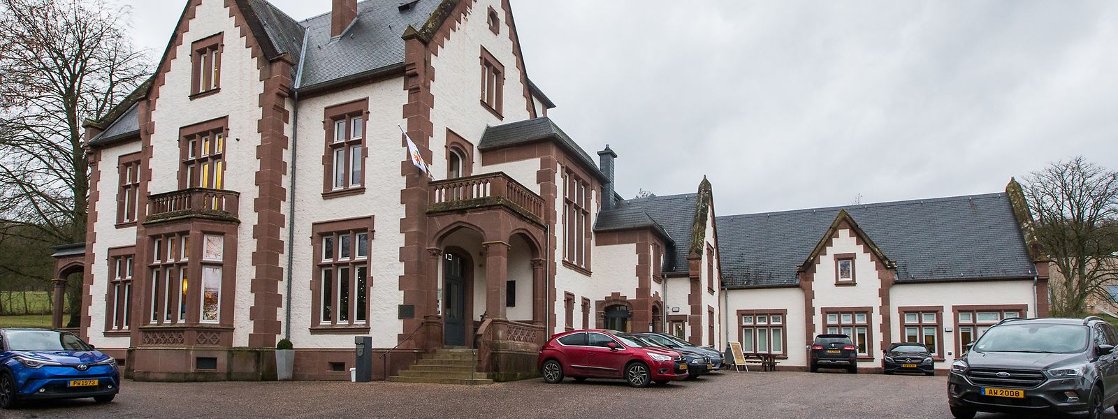 Der Sitz der neuen Gemeinde Rosport-Mompach befindet sich seit dem Zusammenschluss im Tudor-Schloss in Rosport, in dem vor der Fusion schon die Beamten aus Rosport die Bürger empfingen.