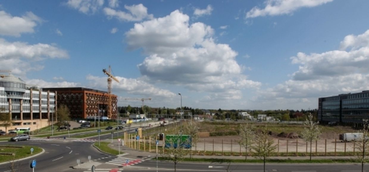 Die Zufahrt zur Tiefgarage ist über die Rue Albert Borschette.