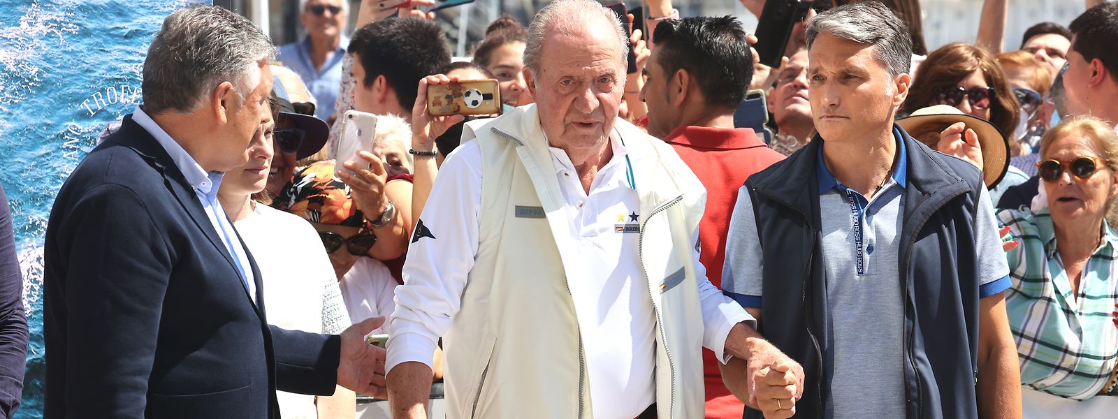 Juan Carlos bei einem Empfang in einem Nautikclub vor einer Segelveranstaltung in Sanxenxo, als er zum ersten Mal wieder seine Heimat besuchte. 