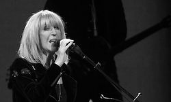 ARCHIV - 04.06.2015, Nordrhein-Westfalen, Köln: Die Musikerin Christine McVie von der Band Fleetwood Mac singt in der Lanxessarena. Die britische Sängerin und Songwriterin Christine McVie ist tot. Das teilte die Band am 30.11.2022 auf Twitter mit. (Wiederholung in s/w) Foto: Henning Kaiser/dpa +++ dpa-Bildfunk +++