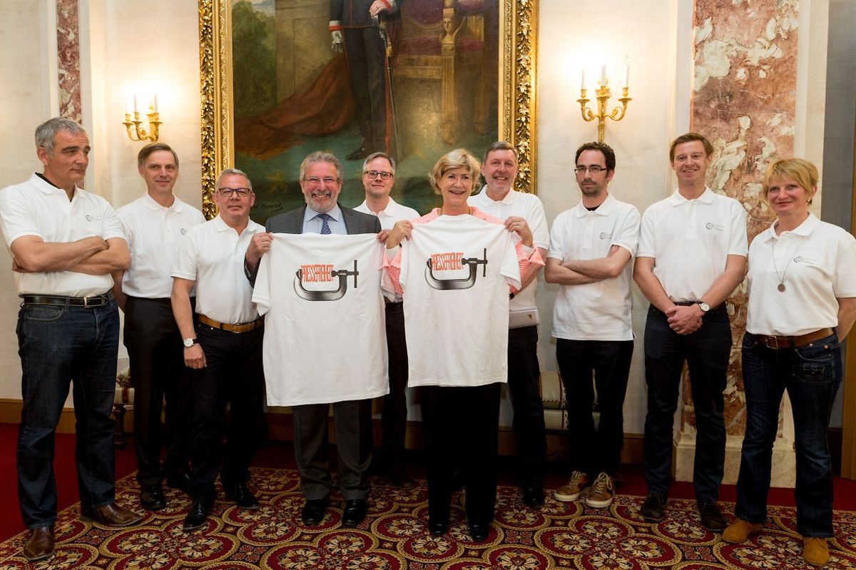 Die Vertreter der drei Journalistenverbände (AJL, SJL, UJL) und der Präsident des Conseil de Presse, Paul Peckels, überreichten Chambrepräsident Mars Di Bartolomeo und der Vorsitzenden der Medienkommission Simone Beissel neben der Forderung, ein symbolisches Poloshirt. 