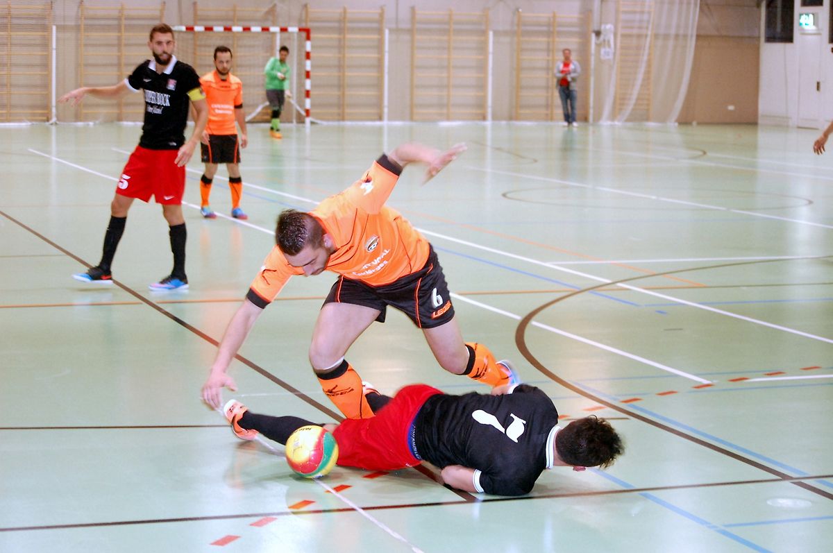 A l'image du duel entre Gabriel André (6) et Daniel Vieira (7), le match entre l'Amicale Clervaux et Differdange a été intense.