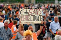 Bei einer Protestkundgebung in Stuttgart nehmen die Demonstranten unter anderem den Philantropen Bill Gates aufs Korn.