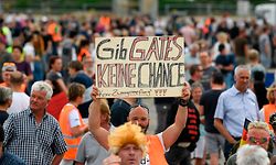 Bei einer Protestkundgebung in Stuttgart nehmen die Demonstranten unter anderem den Philantropen Bill Gates aufs Korn.