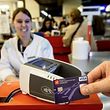 Das Zahlen mit der „contactless“-Funktion wird vorerst ausschließlich per Visa- und Mastercard möglich sein. Auch die V-Pay Karten sollen aber bald mit dem neuen Chip ausgestattet werden.