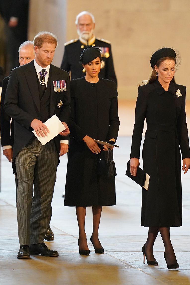 Família real na curta missa privada no Salão de Westminster, após a chegada do corpo da monarca britânica.