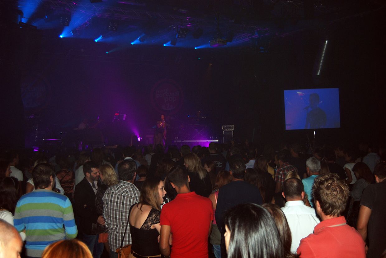 O público ao som de Kika Santos