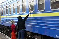 ARCHIV - 25.04.2022, Ukraine, Odessa: Zwei Personen stehen vor dem Zug, der Kriegsflüchtlinge nach Przemysl in Polen transportiert, und verabschieden sich durch ein Fenster.  (to dpa “UNHCR zählt erstmals mehr als 100 Millionen Flüchtlinge weltweit”) Foto: -/Ukrinform/dpa +++ dpa-Bildfunk +++