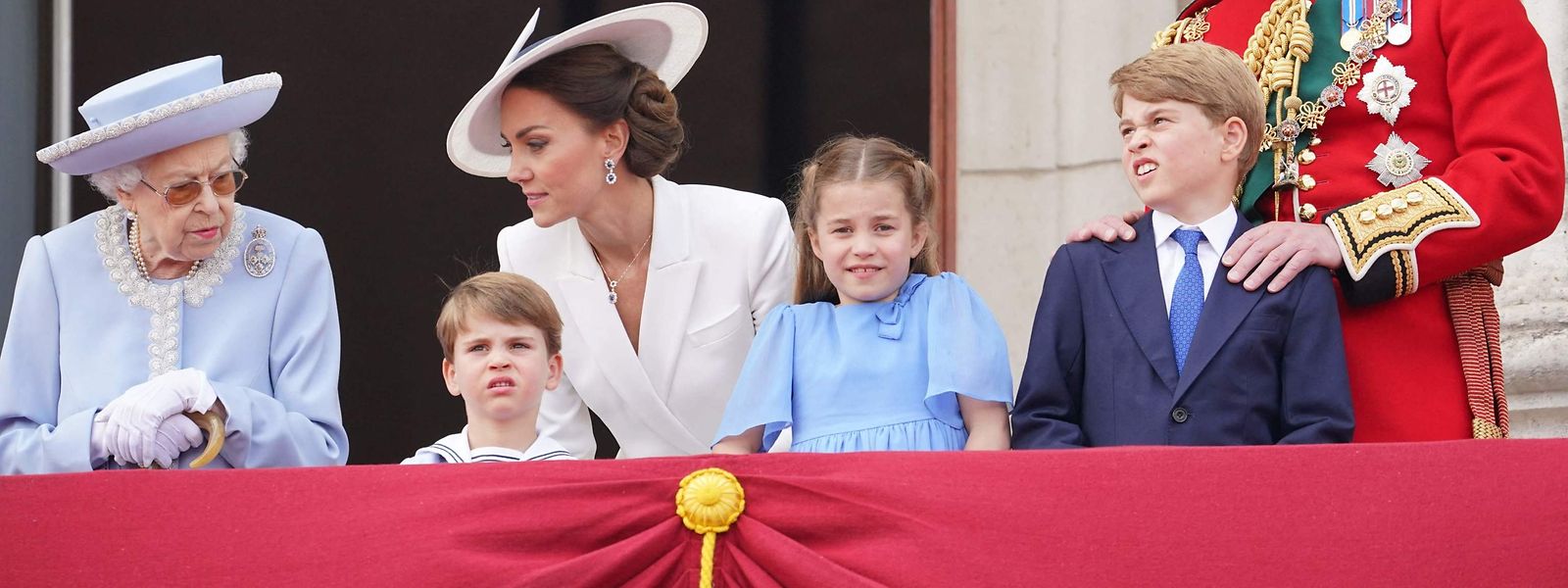 A rainha Isabel com Kate e William e os seus três filhos, Os príncipes Louis, Charlotte e George na varanda real esta quinta-feira.