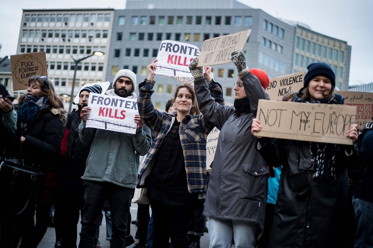 Des protestants criaient des slogans et brandissaient des banderoles pour exiger l'ouverture des frontières de l'Europe, mercredi 4 mars devant le Conseil européen à Bruxelles.