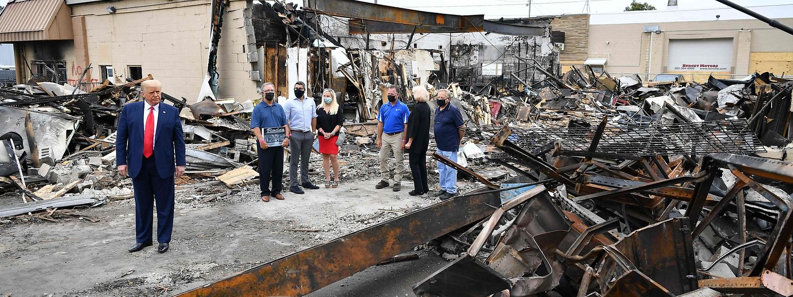 US-Präsident inspiziert bei Unruhen beschädigte Gebäude in Kenosha. 