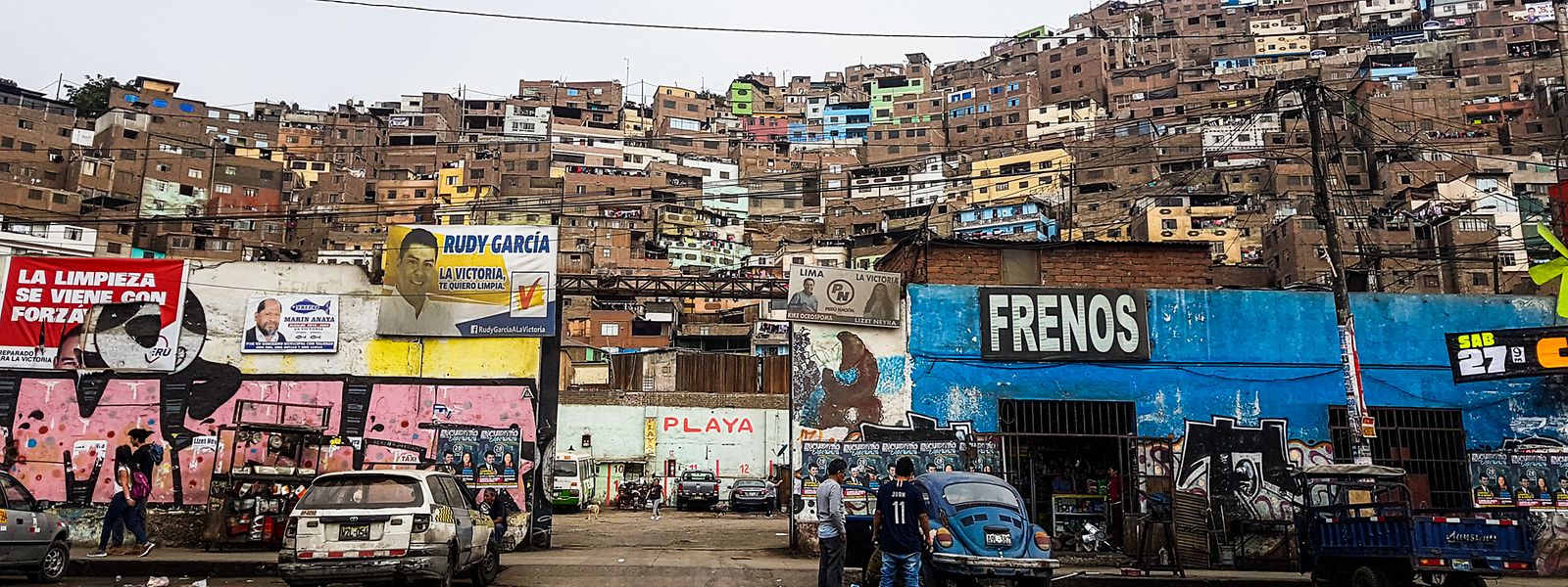 Ein Armenviertel in Lima. Für benachteiligten Familien ist es dort sehr schwierig, über die Runden zu kommen, wenn die Kinder nicht dazu verdienen. 