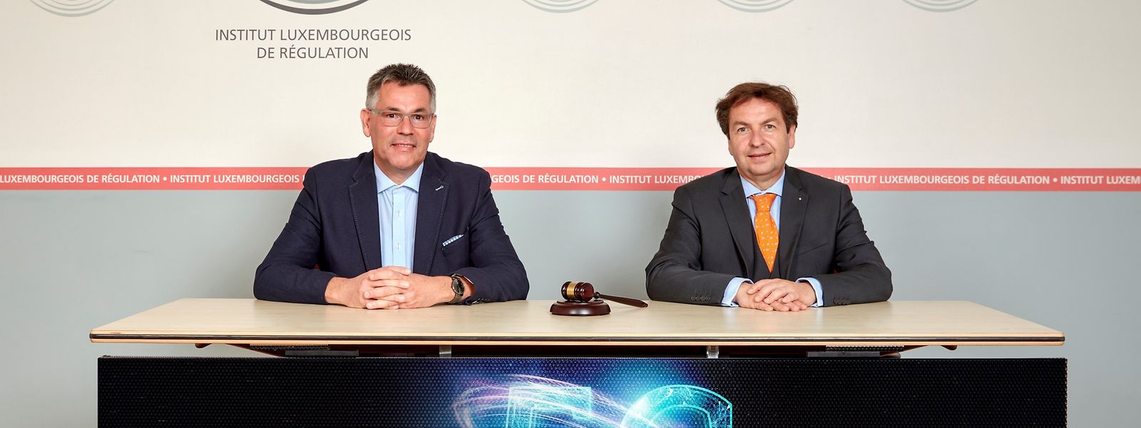 Sie leiteten die Versteigerung: Claude Rischette, Chef de service der Frequenzabteilung, und Luc Tapella, Direktor des ILR (v.l.n.r.)