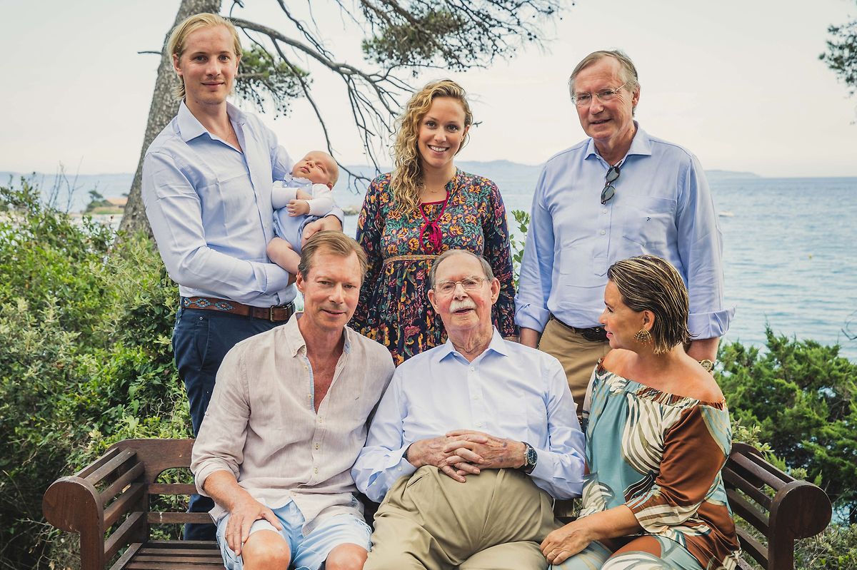 In der ersten Reihe erkennt man (v.l.n.r.) Großherzog Henri, Großherzog Jean, Großherzogin Maria Teresa, stehend sieht man Antonius Willms und Prinzessin Marie-Gabrielle von Nassau mit ihrem Sohn Zeno sowie den Bruder des Großherzogs, Prinz Jean.