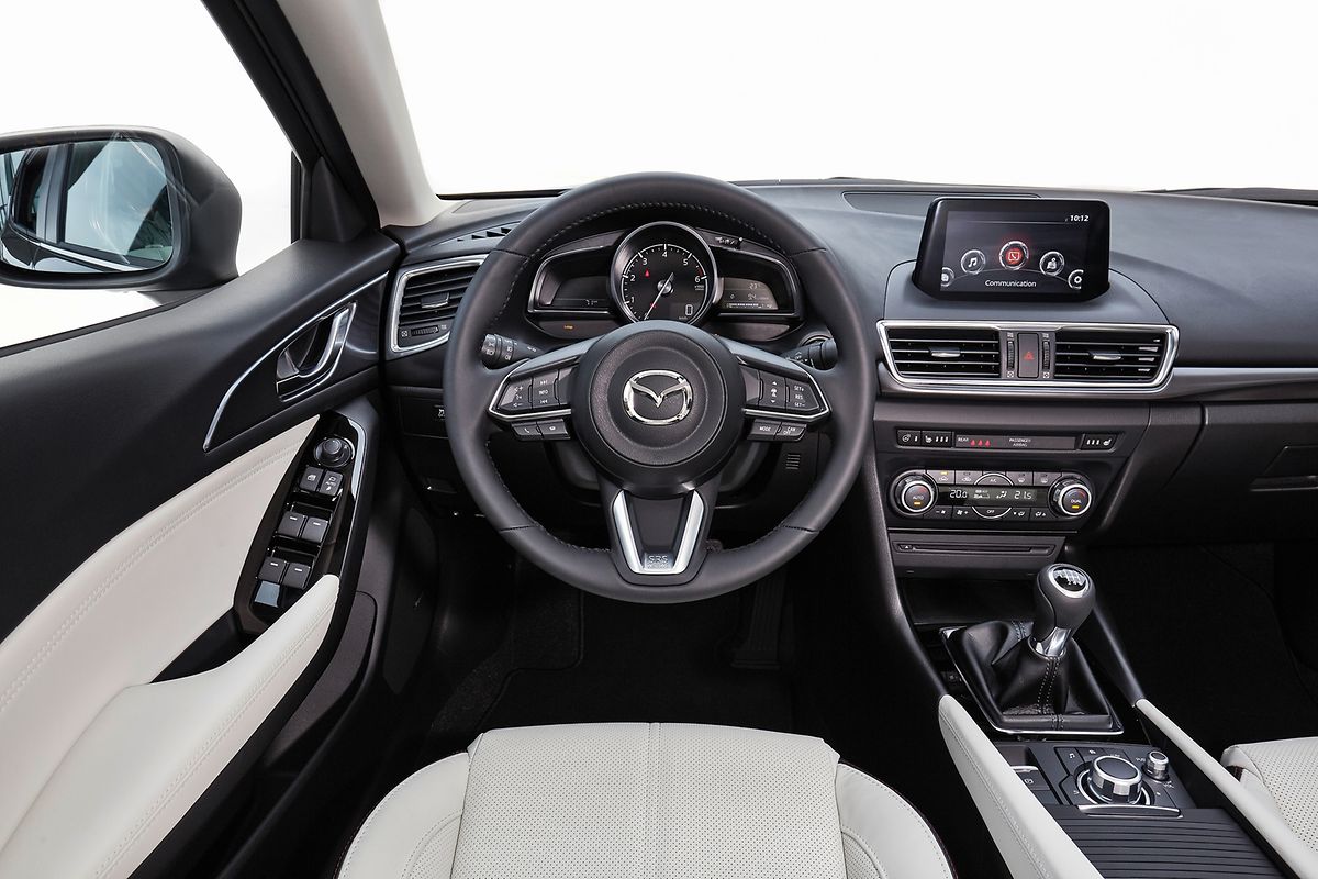 Das aufgeräumte Cockpit ist zweigeteilt: Links befinden sich alle fahrrelevanten Informationen, alle anderen sind rechts angeordnet.