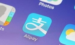 Das Logo der digitalen Geldbörse Alipay ist überall in chinesischen Geschäften präsent.