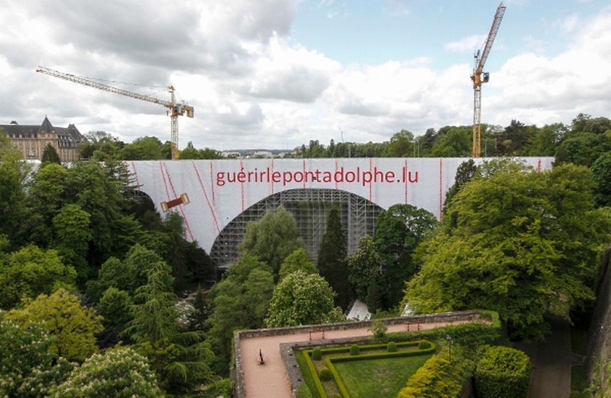Großherzog Henri besichtigt die Sanierung des Pont Adolphe. 